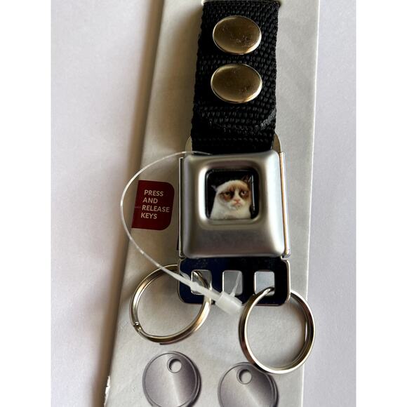 Angry Cat Buckle-Down Seat Belt Release Keychain - Picture 5 of 9